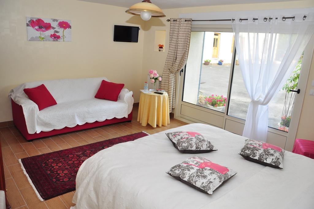 La Grande Malardiere Saint-Georges-Buttavent Zimmer foto